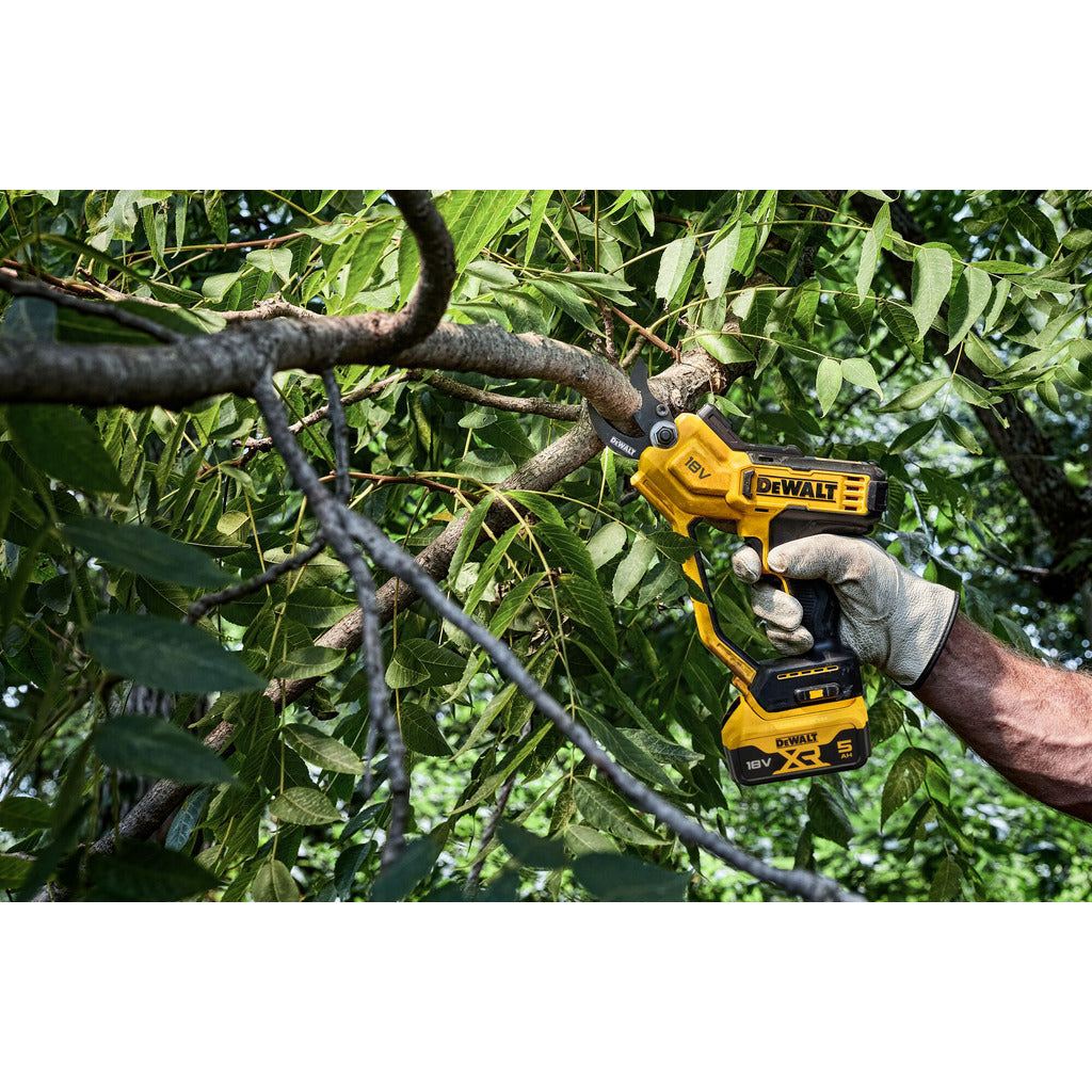 Cordless pruning shears DCMPP 568 N