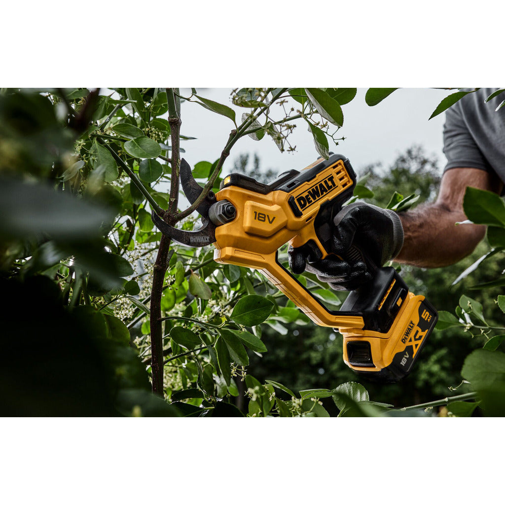 Cordless pruning shears DCMPP 568 N