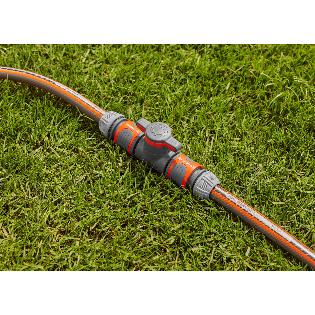 Coupling with regulating valve