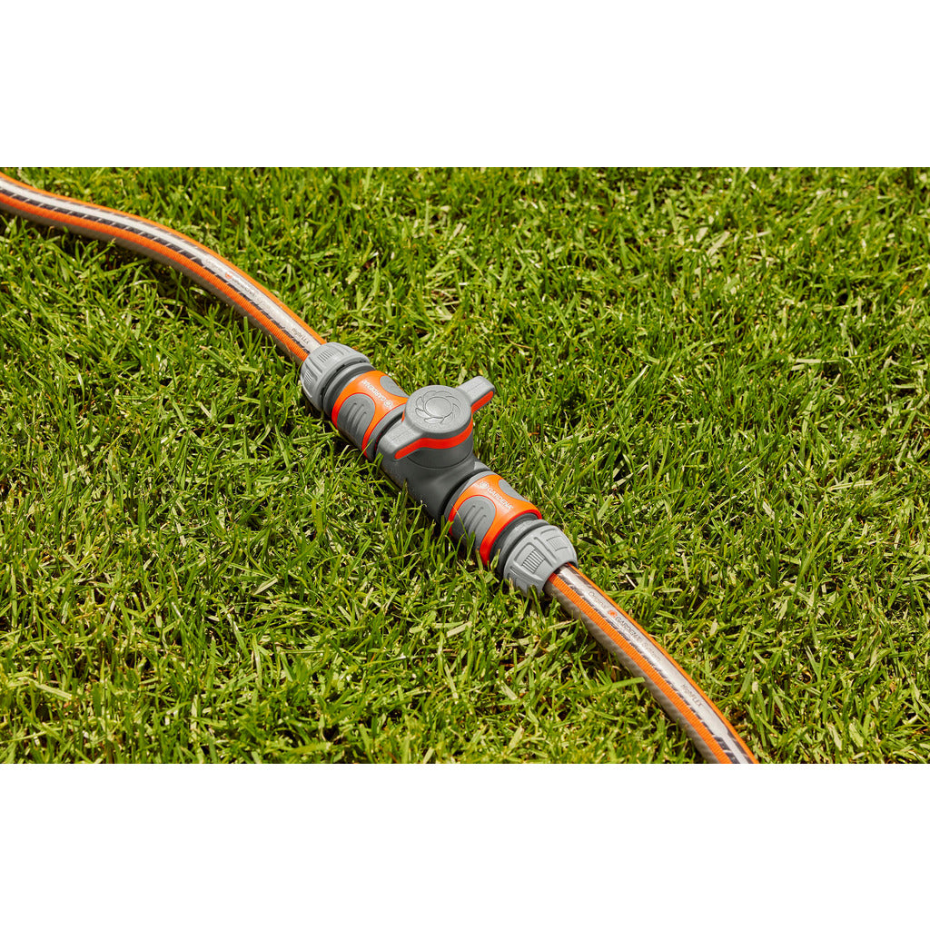 Coupling with regulating valve