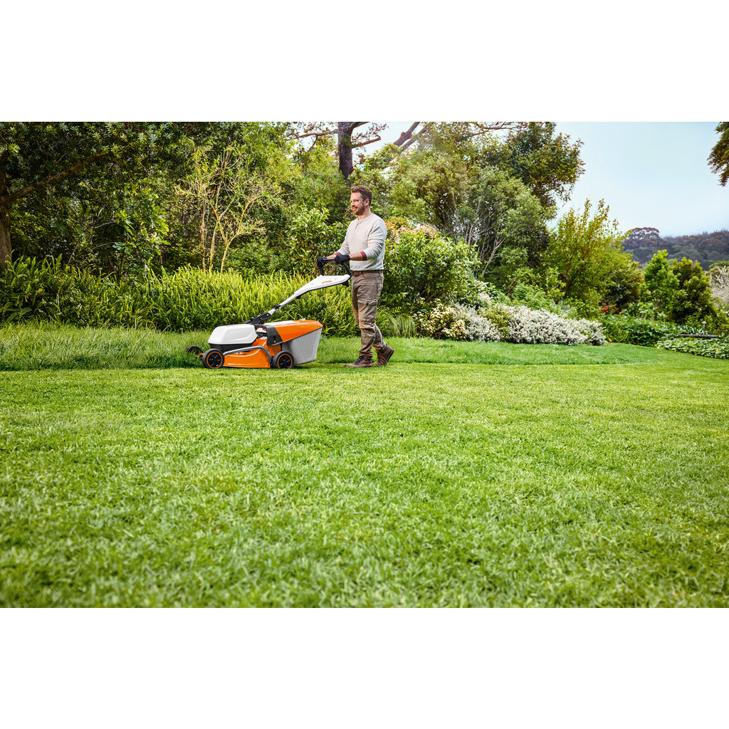 Stihl cordless lawn mower RMA 243 / with battery and charger