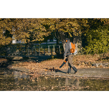 Stihl Profi-Akku-Blasgerät BGA 300 / ohne Akku und Ladegerät