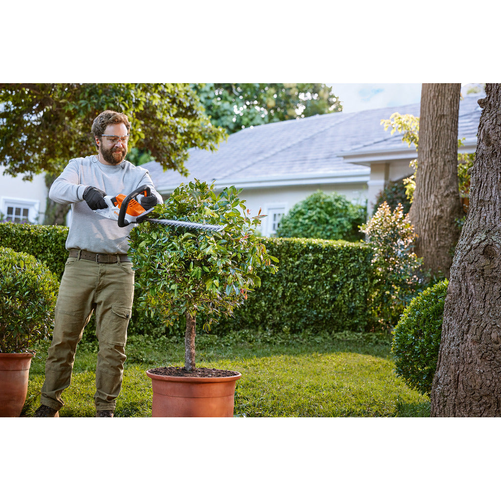 Stihl Akku-Heckenschere HSA 40 / mit 2 Akkus und Ladegerät